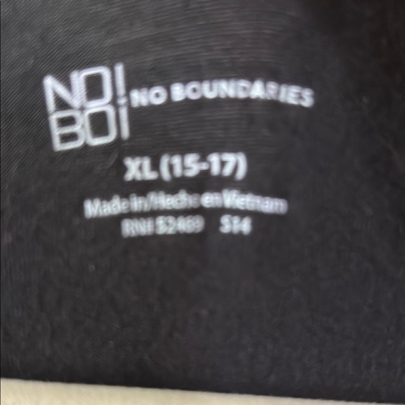 No Boundaries Black Short Sleeve Relaxed T-Shirt - Picture 2 of 5